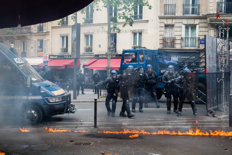 Gendarmes mobiles victimes de jets de cocktails molotov se réarticulant [Ref:1416-11-0281]