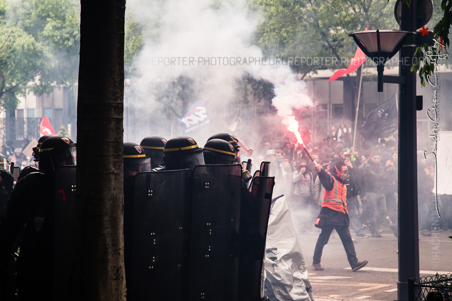 Compagnie Républicaine de Sécurité à proximité d'un manifestant tenant un feu de bengale juste après un affrontement avec des casseurs [Ref:1416-12-0273]