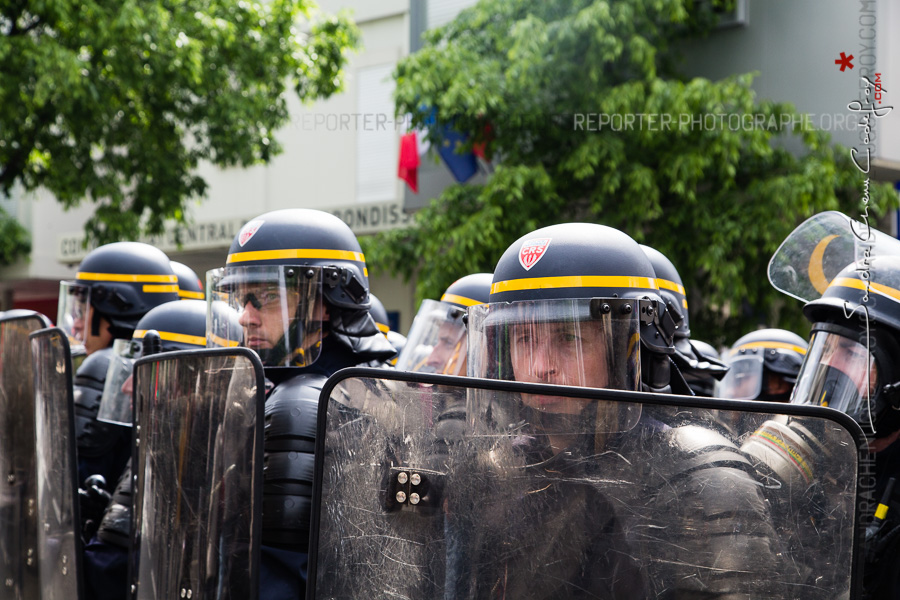 CRS devant le commissariat du XIIIème pris a partie par des casseurs [Ref:1416-12-0381]