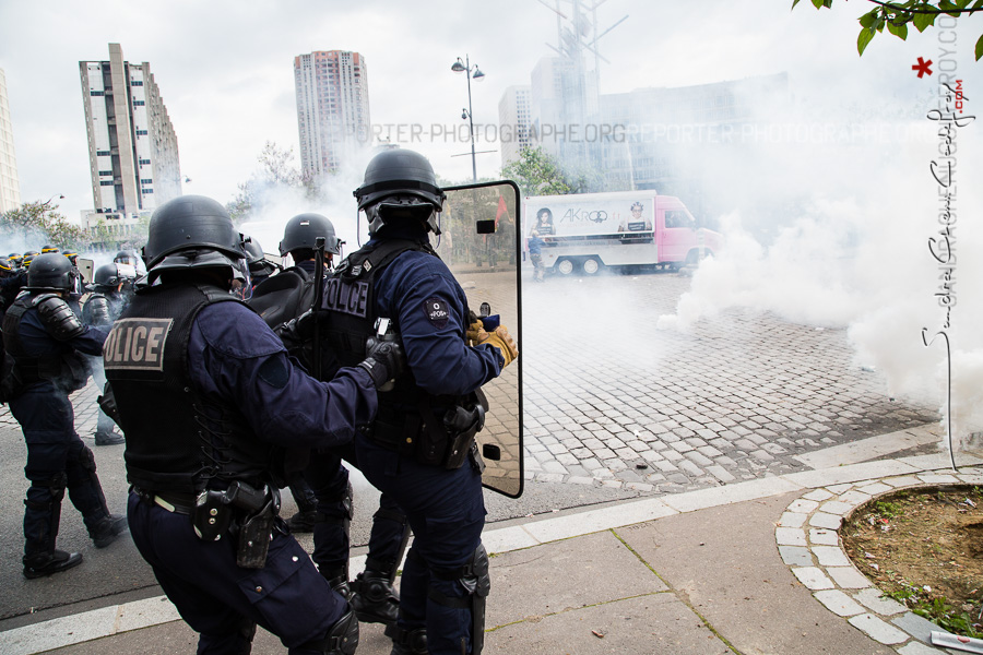 Policiers intervenant en fin de manifestation pour interpeller des casseurs [Ref:1416-12-0452]