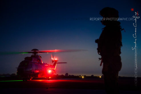 EC225 de la 32F posé de nuit sur l'aéroport de Mauperthus [Ref:3216-16-0907]