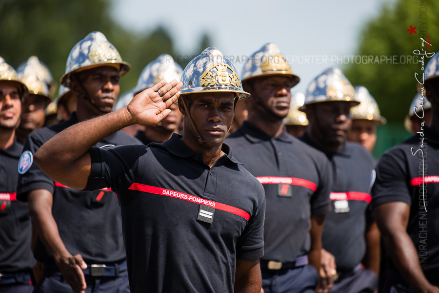 Salut d'un Lieutenant sapeur-pompier en Outremer [Ref:4516-22-0627]