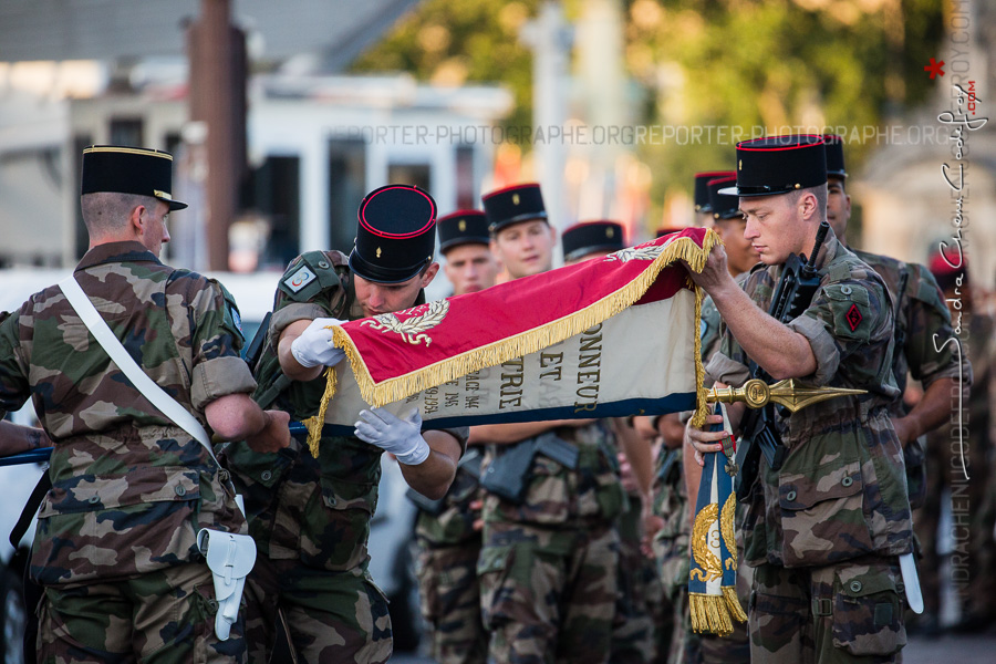 Soldats du 31RG enroulant leur drapeau [Ref:4516-22-1172]