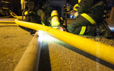 Binôme de pompiers changeant une bouteille d’ARI [Ref:2110-03-2271]