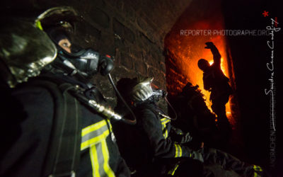 Sapeurs pompiers observant l’évolution d’un feu [Ref:2116-21-0833]