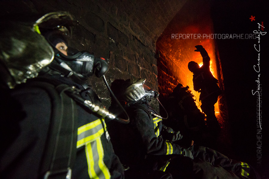 Sapeurs pompiers observant l'évolution d'un feu [Ref:2116-21-0833]