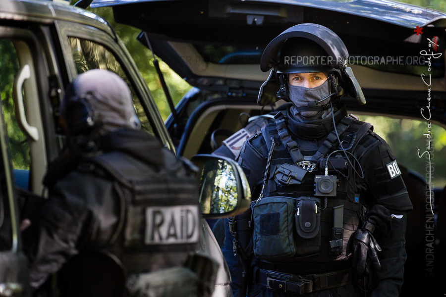Des policiers du RAID en exercice prise d’otages