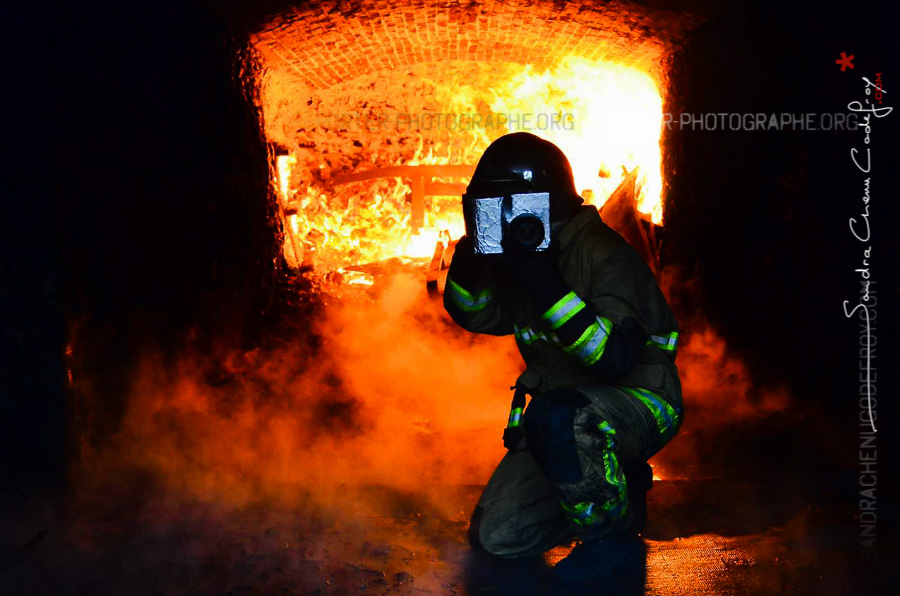 Photo en action de Sandra Chenu Godefroy dans les flammes