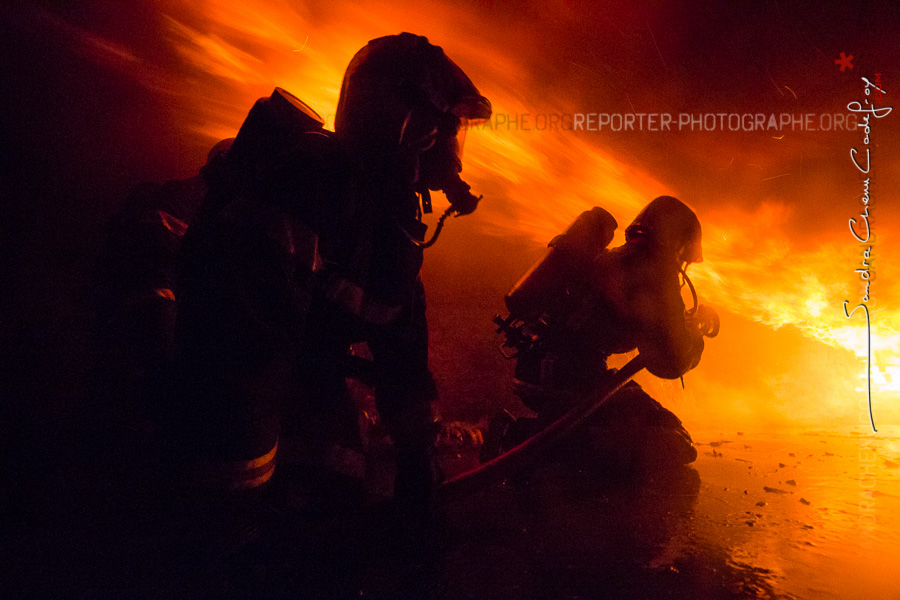 Binôme de sapeurs-pompiers sous un Roll-over de flammes au fort de Domont [Ref:2116-52-0570]