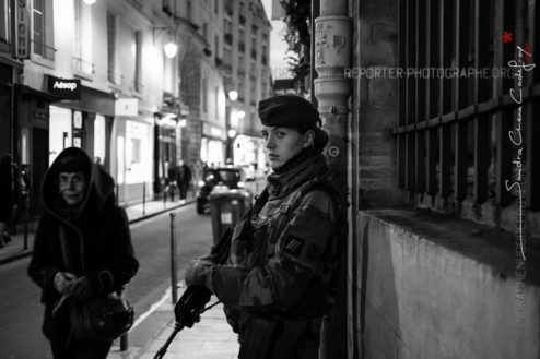 Femme militaire dans les rues de Paris le soir de Noël [Ref:4116-64-0209]