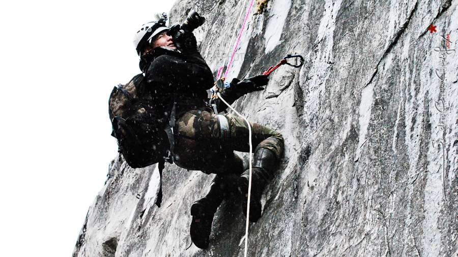 Photo en action de Sandra Chenu Godefroy en rappel sur une falaise