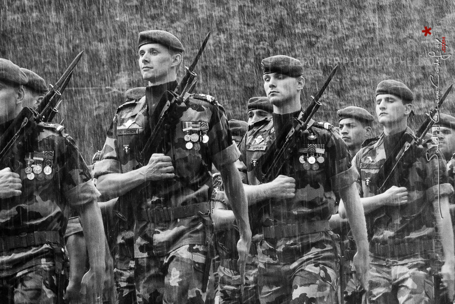 Militaires du 17ème Régiment du Génie Parachutiste sous la pluie [Ref:4010-11-0547]