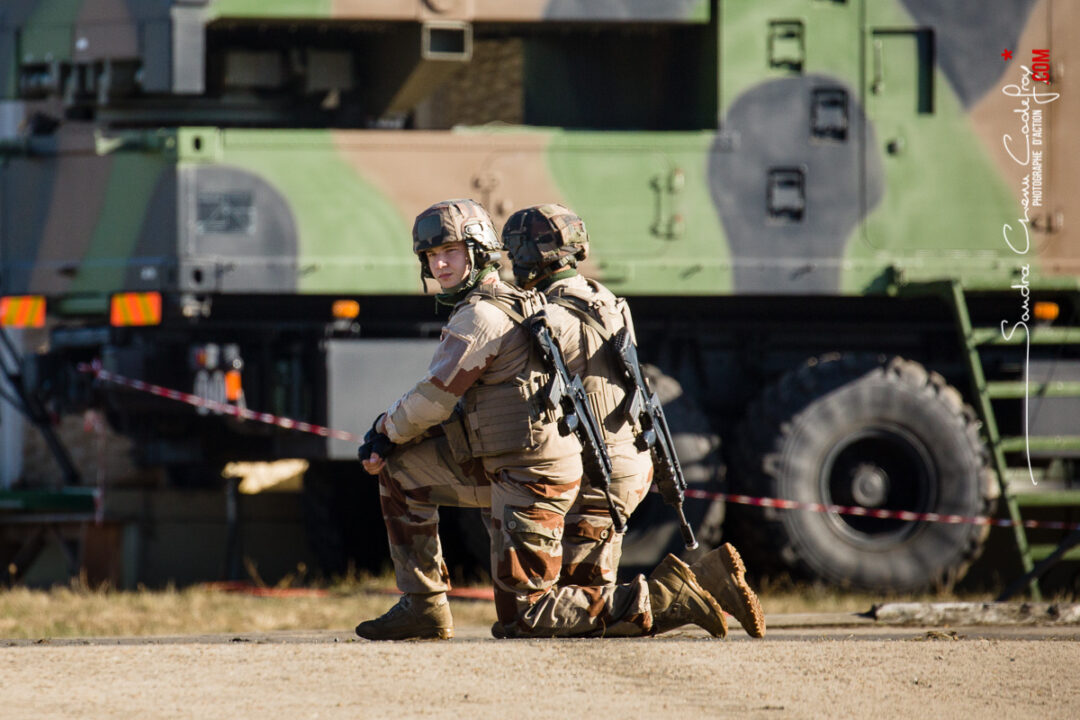 Forces spéciales descendant en corde lisse d'un Caracal [Ref:4518-13-0245]