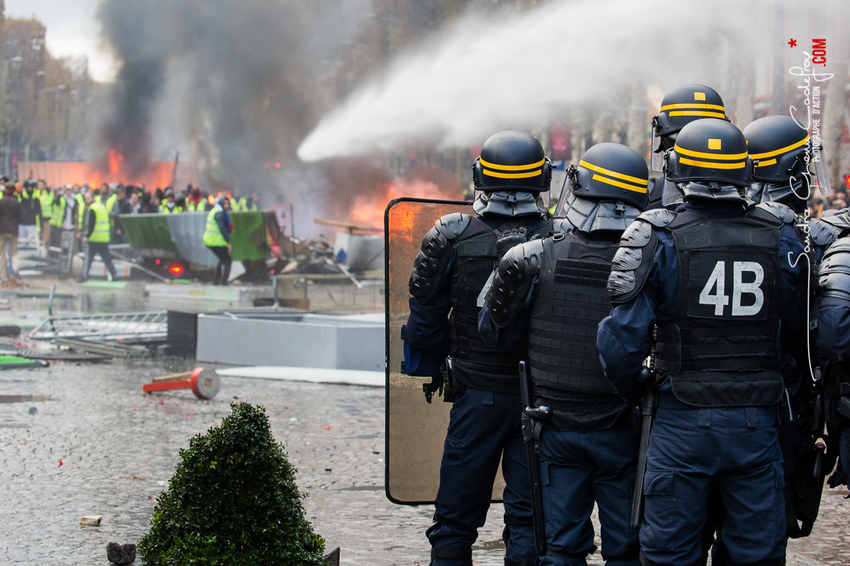 Maintien de l’ordre sur les champs-Elysées
