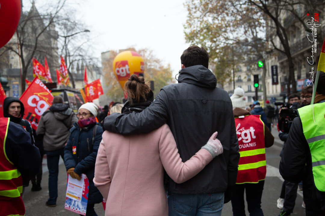 Couple de manifestants marchant contre la réforme des retraites [Ref:1419-27-0027]