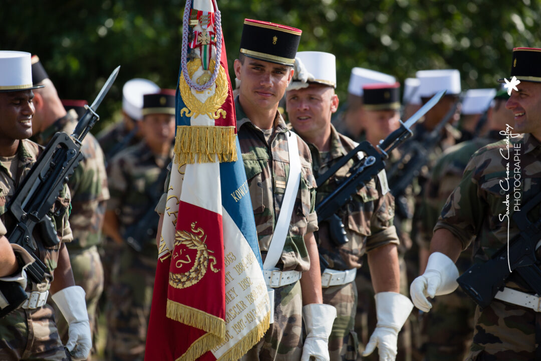 Sourire lors d’un moment de détente pour la garde au drapeau du 2ème REI