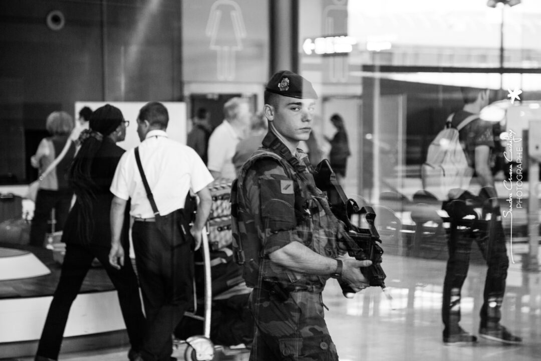 Parachutiste en mission sentinelle à Roissy CDG