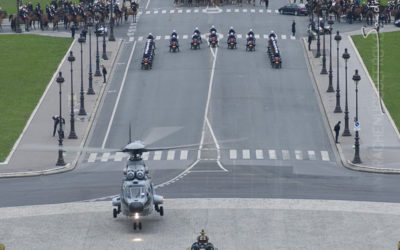 Posé d’un hélicoptère puma de l’armée de l’Air sur l’esplanade des Invalides