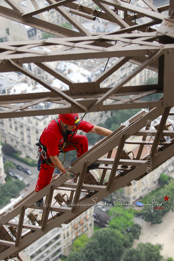 Ascension de la Tour Eiffel par un pompier du GREP [Ref:1108-14-0610]