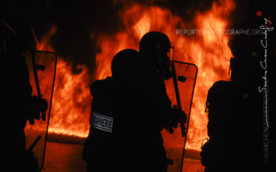 Gendarmes Mobiles devant les flammes