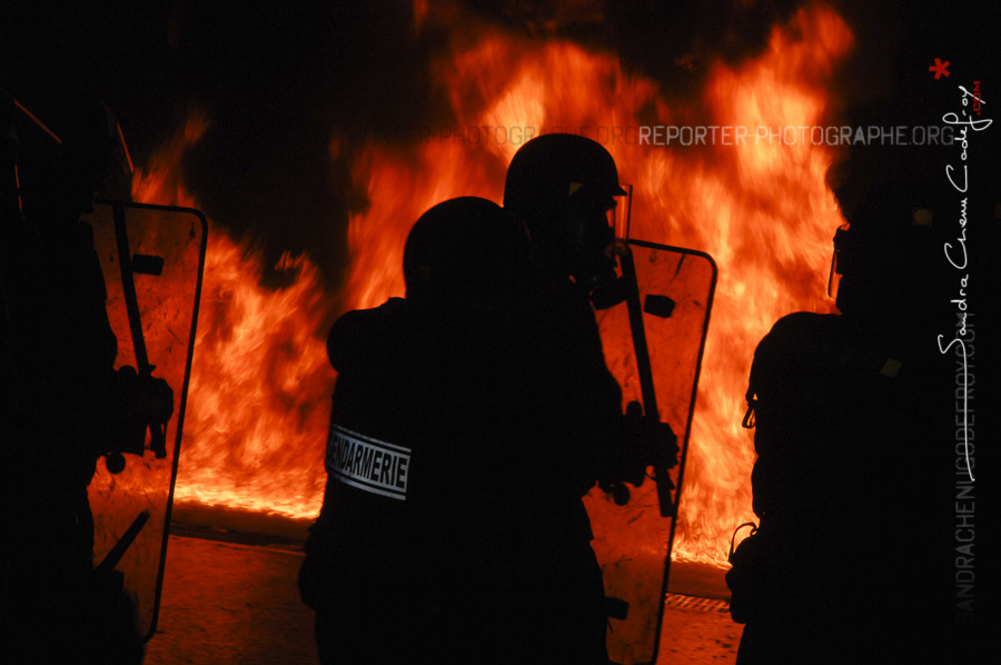 Gendarmerie Mobile devant un mur de flammes à Saint Astier [Ref: 1408-01-0048]