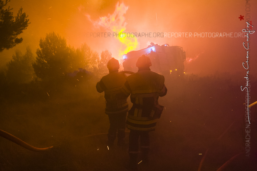 Binôme de sapeurs-pompiers sur le front de flammes de Carry [Ref: 2410-13-0390]