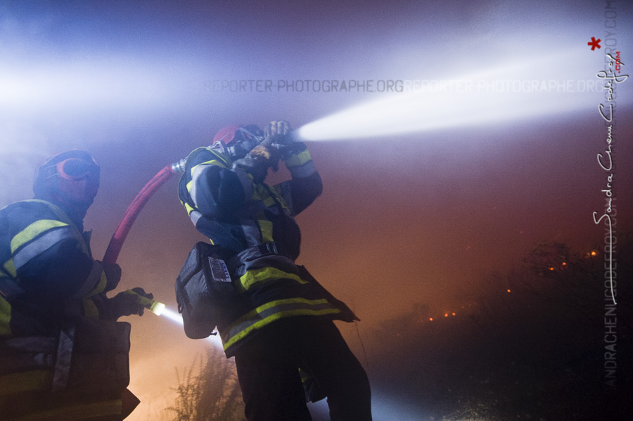Binôme de sapeurs-pompiers à la LDV sur le feu de Carry [Ref: 2410-13-0218]