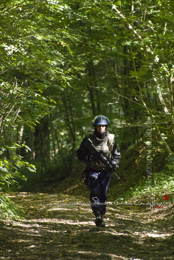 Gendarme mobile remontant un chemin forestier à la recherche d’IED