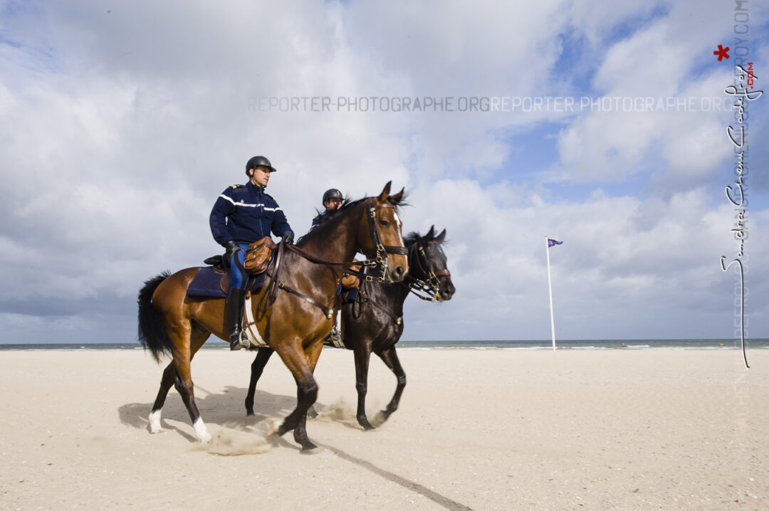 Cavaliers de la Garde Républicaine sur la plage de Deauville lors du G8 [Ref: 1211-05-0210]