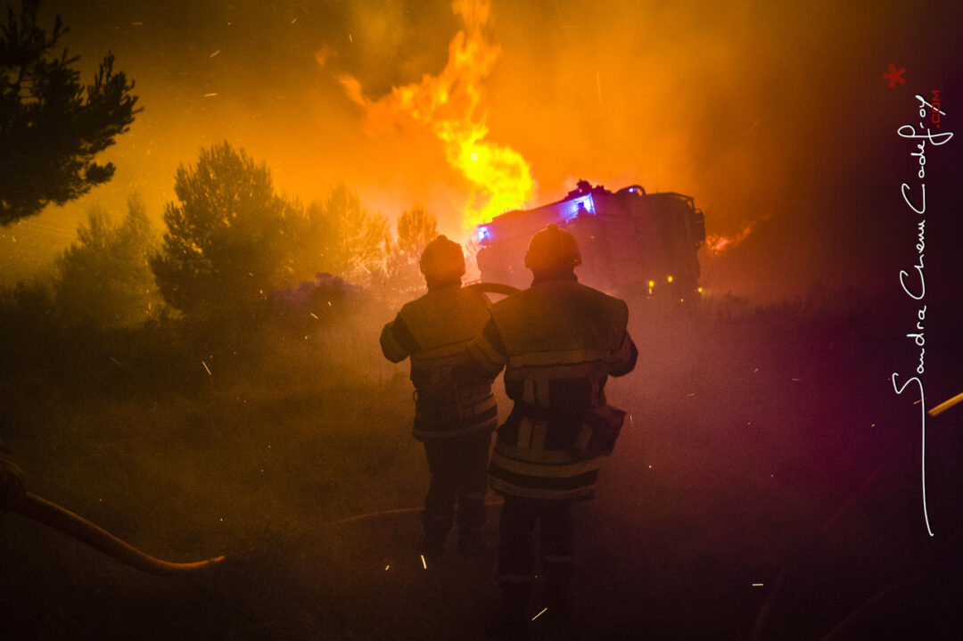 Binôme de pompiers devant les flammes [Ref:2410-13-0390]