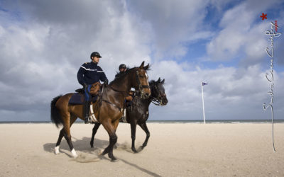 Cavaliers de la Garde Républicaine sur la plage lors du G8 [Ref: 1211-05-0210]