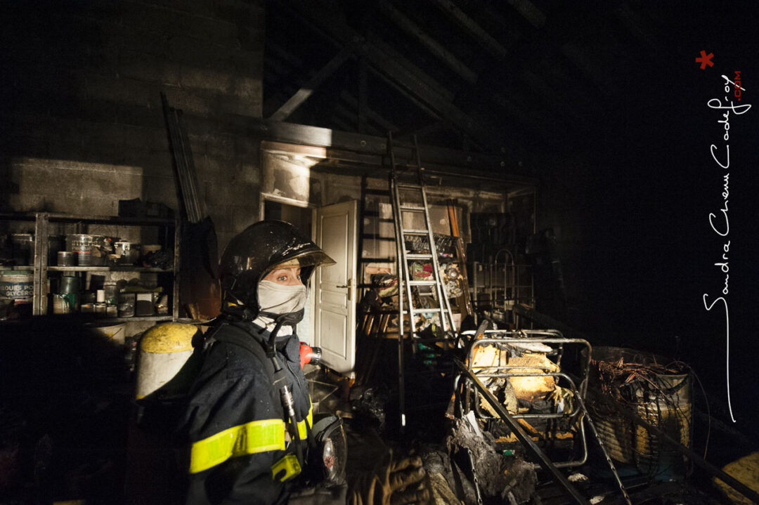 Femme Sapeur Pompier dans les décombres d'un incendie [Ref:2110-03-2462]