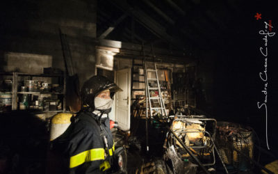 Femme Sapeur Pompier dans les décombres d’un incendie [Ref:2110-03-2462]