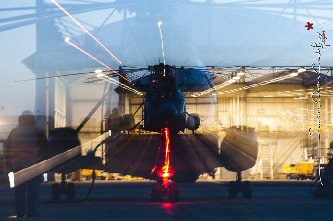 Hélicoptère Super Frelon au hangar [Ref: 3210-04-1191]