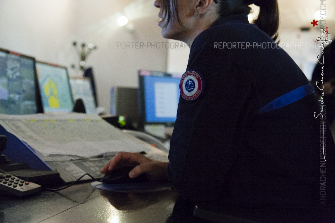 Surveillante pénitencière dans la salle de contrôle [Ref:0014-07-0062]