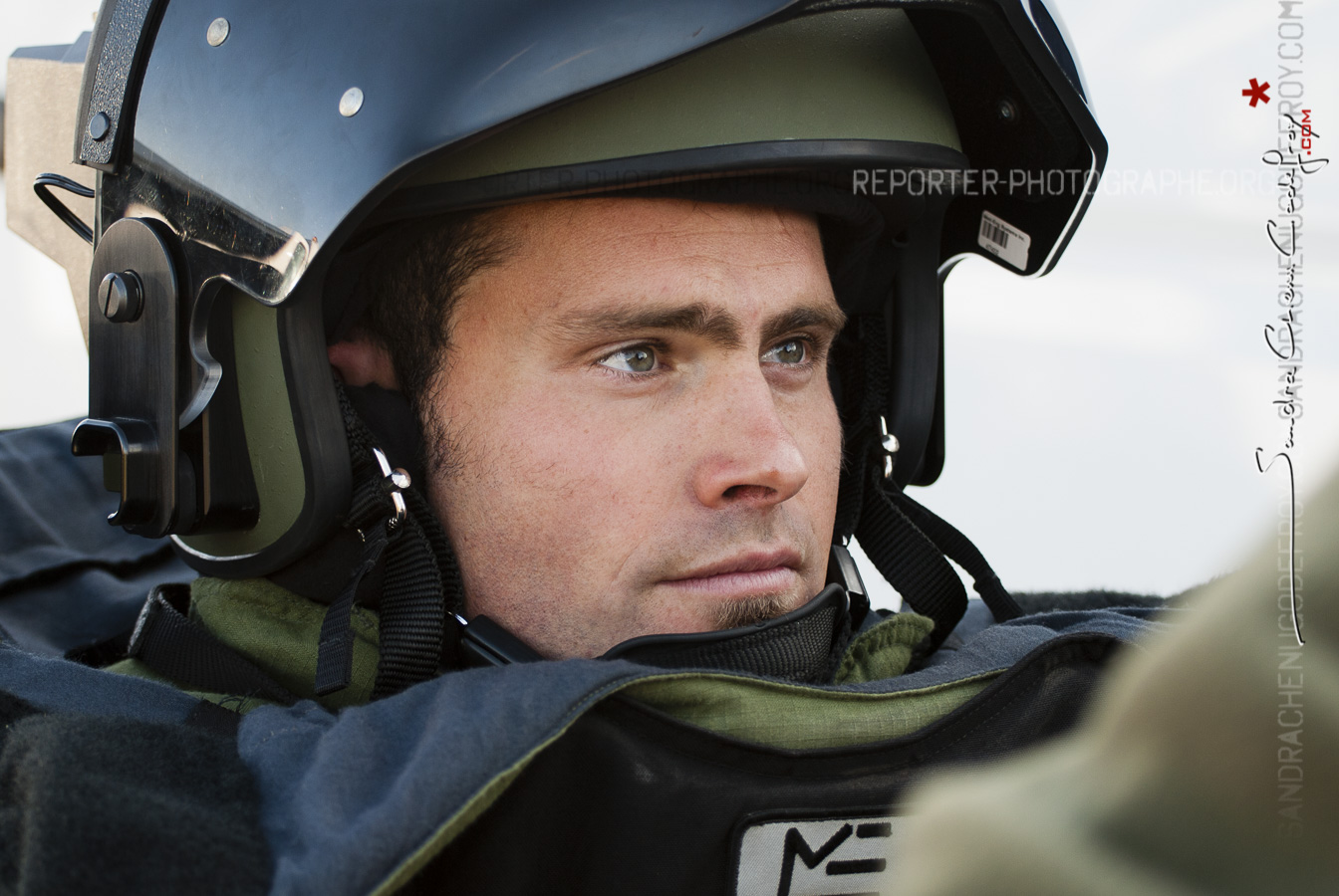 Portrait d’un démineur de la Marine en tenue lourde [Ref:4310-19-0339]