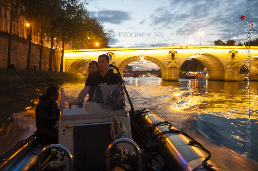 Chronos surveillant une nage en Seine des policiers de la brigade fluviale [Ref:1313-10-0446]