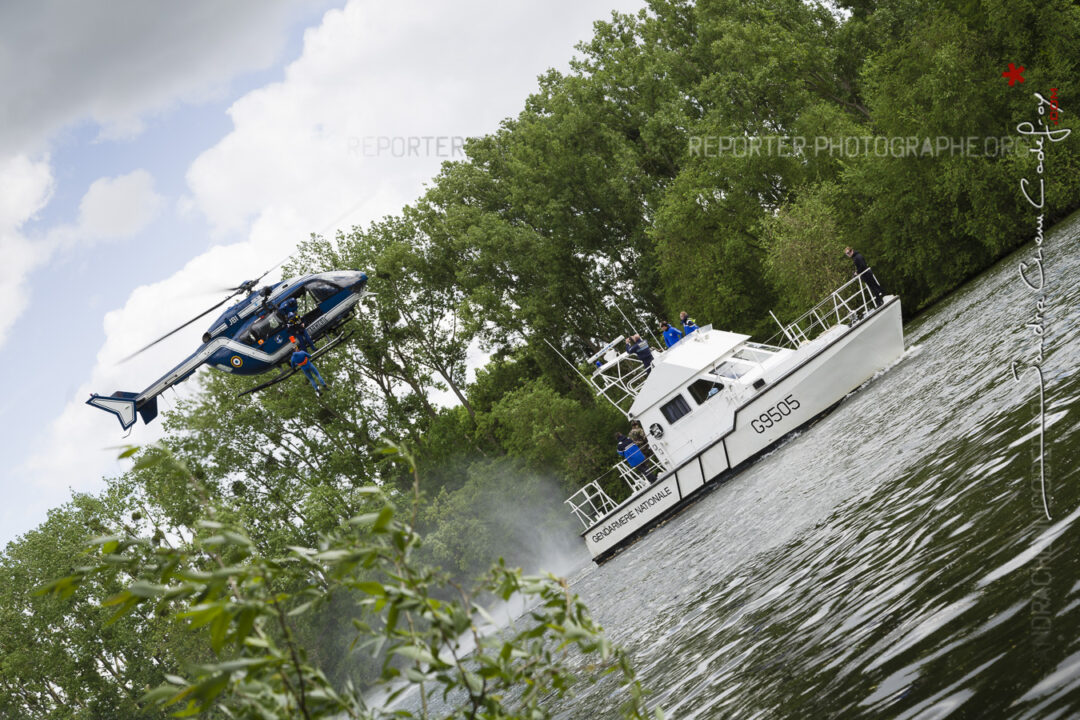 Hélitreuillage en Seine par un EC145 [Ref:1314-06-0201]