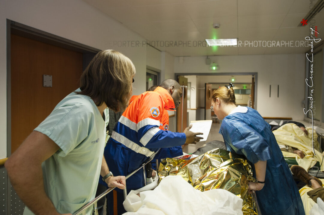 Secouristes emmenant un blessé aux urgences [Ref:2110-01-0200]