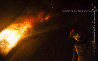 Femme sapeur pompier regardant les flammes [Ref:2413-16-0038]