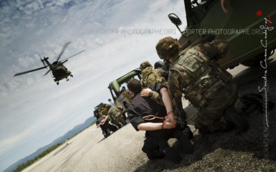 Militaires s’apprêtant à évacuer des prisonniers en NH90 [Ref:3214-09-1274]