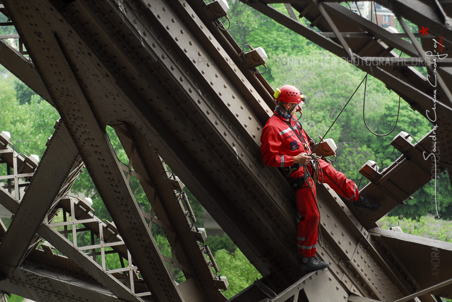 Pompier de Paris escaladant la tour Eiffel [Ref:1108-14-0286]
