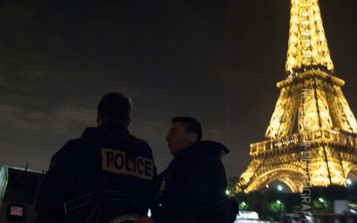 Embarcation de la brigade fluviale devant la tour Eiffel de nuit [Ref:1313-10-0813]