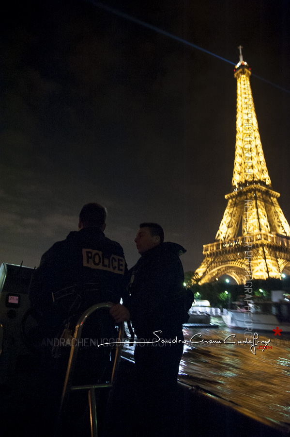 Embarcation de la brigade fluviale devant la tour Eiffel de nuit [Ref:1313-10-0813]