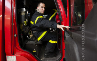 Sapeur-pompier refermant la porte du fourgon incendie [Ref:2110-03-0288]