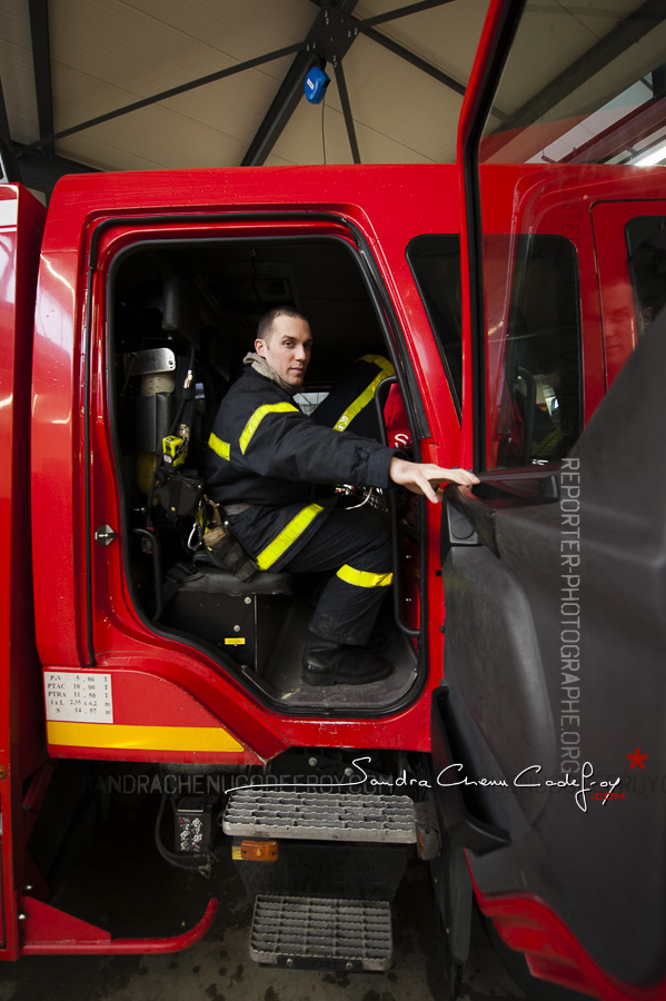 Sapeur-pompier refermant la porte du fourgon incendie [Ref:2110-03-0288]