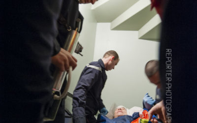 Sapeurs pompiers évacuant une victime par les escaliers [Ref:2110-03-0898]