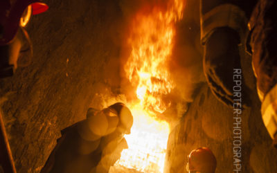 Sapeurs pompiers regardant des anges de feu au fort de Domont [Ref:2413-16-0063]