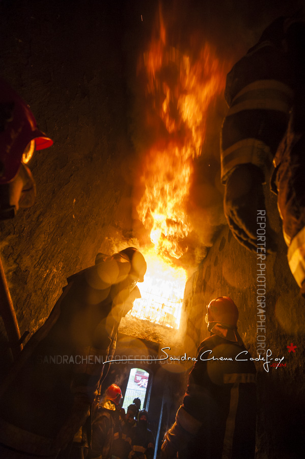 Sapeurs pompiers regardant des anges de feu au fort de Domont [Ref:2413-16-0063]