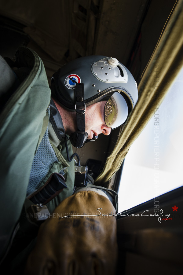 Mécanicien de bord regardant par la fenêtre d’un Super Frelon [Ref:3210-04-2502]